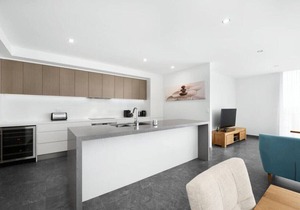 Luxury Apartment Caves Beach 4 Bed WiFi & Parking