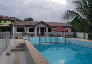 Mri Homestay Sg Buloh - 2 Br House with Centralised Private Pool