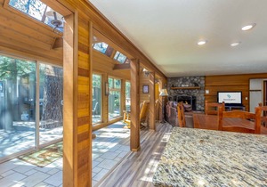 Ping Pong, Pool Table (3/4 size), Enclosed Deck, Hot Tub & Sun Room - LARK12 in Sunriver
