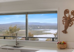 Rosie's Seaview- 3 bedroom home with lake to ocean views- 5+ nights