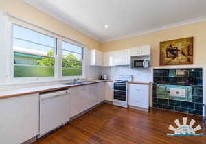 Summer Bay Cottage Hat Head linen included. Minimum 3 night stay.