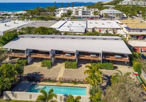 Unit 2 Rainbow Surf - Modern double storey townhouse with large shared pool close to beach and shops in Rainbow Beach