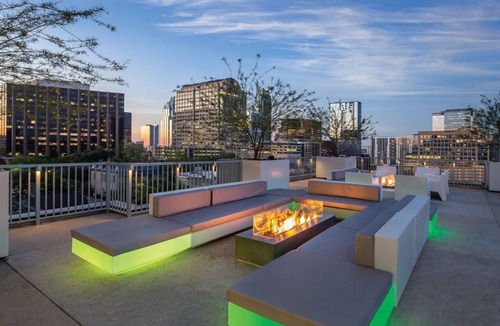 Civic District Resort | 1BD/Austin - Rooftop Pool & Firepit, BBQ!
