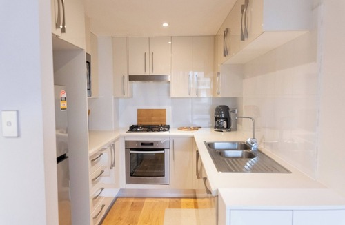 Waterloo Apartment | 1BD| Free Parking|sleep 4 guest|Work desk|Baby cot|PoolGym|air mattress|