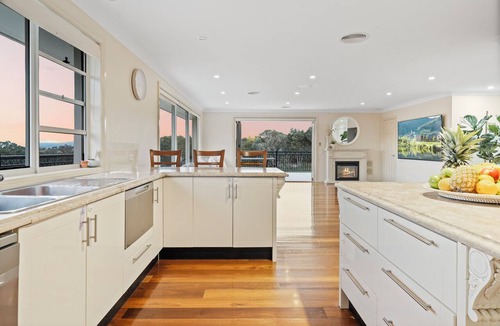 Robin Hill House | 2 Private Homes | Sleeps 26 | Pool, Spa | Mt Panorama | Farm Animals