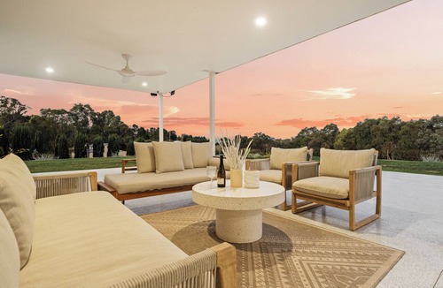 Robin Hill House | 2 Private Homes | Sleeps 26 | Pool, Spa | Mt Panorama | Farm Animals