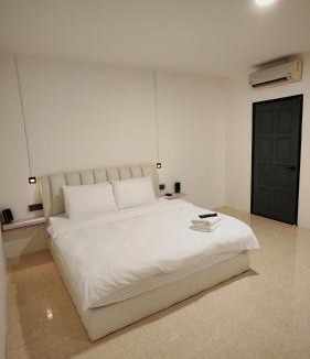 Taman Impian House | 23 Inn Kingbed Room with Balcony