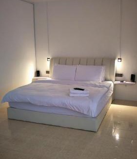 Taman Impian House | 23 Inn Kingbed Room with Balcony