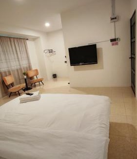 Taman Impian House | 23 Inn Kingbed Room with Balcony