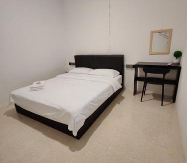Taman Impian Hostel | 23 Inn Queenbed Room with share bathroom