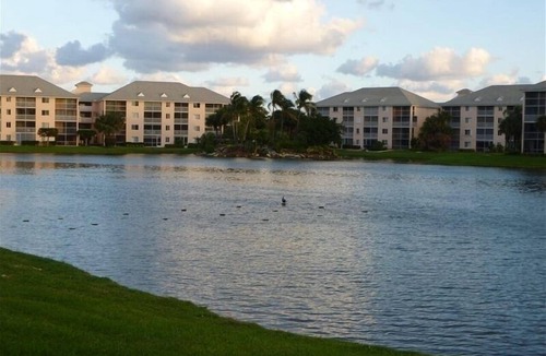 Jupiter Condo | 2BR Comfortable Condo with Easy Beach Access