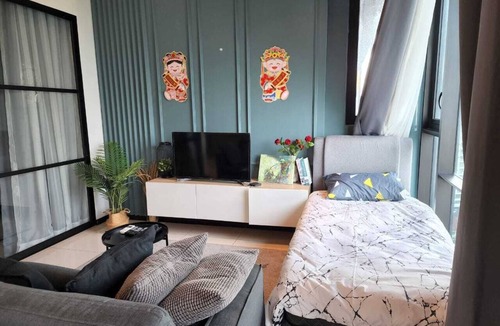 Kuala Lumpur Condo | 2km bukit bintang,300m MRT,luxury facilities,9pax,many car parks