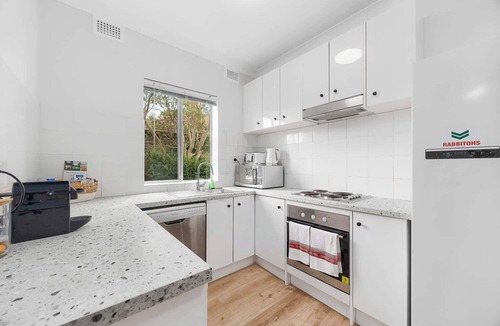 Brighton-le-Sands Apartment | 3 Bed Coastal Stay in a Villa with Beach & Airport Nearby