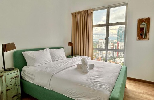 Brickfields Apartment | 3 bedroom apt L26 at kl sentral with city view