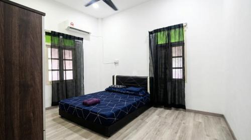 Kampung Seberang Takir House | 3 Bedrooms Bungalow by Bayu Takir