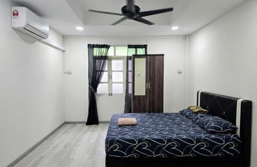 Kampung Seberang Takir House | 3 Bedrooms Bungalow by Bayu Takir