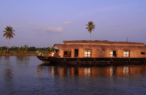 Alappuzha Boat Rental | 30 m² Houseboat ∙ 3 bedrooms ∙ 127 guests