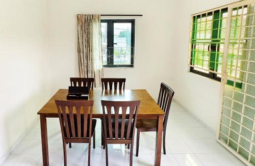 Taman Kota Laksamana House | 365 by D'Laksamana