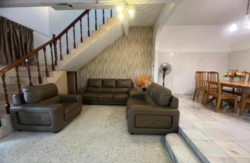Kampung Bahasa Kapor House | 4 Bedroom House with Swimmin Pool at PD by MAISON