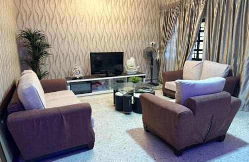 Kampung Bahasa Kapor House | 4 Bedroom House with Swimmin Pool at PD by MAISON