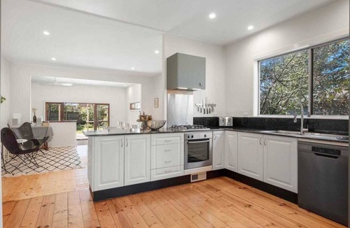 Katoomba House | 4BR 2BA Cottage | King Bed | Pet Friendly | Firepit | Fireplace | Fully Fenced