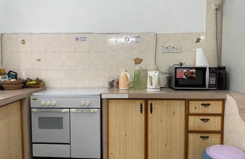 Bukit Kecil House | 4BR 2Storey Terrace Homestay at Bukit Jambul by SK Vacation Homes