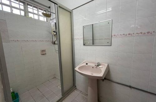 Bukit Kecil House | 4BR 2Storey Terrace Homestay at Bukit Jambul by SK Vacation Homes