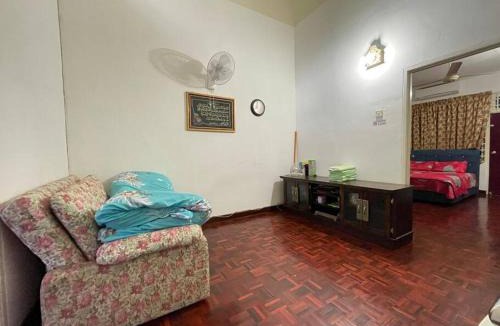 Bukit Kecil House | 4BR 2Storey Terrace Homestay at Bukit Jambul by SK Vacation Homes
