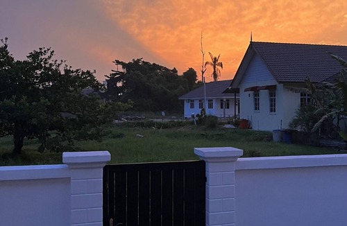 Batu Buruk House | 5 Mins to Batu Buruk Beach! Cozy Family Home in KT – Near HSNZ & City Center