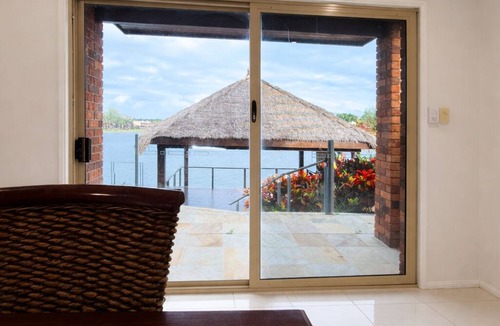 Robina House | 5BR Waterfront Haven | Deck Garden & Sunlit Bedrooms
