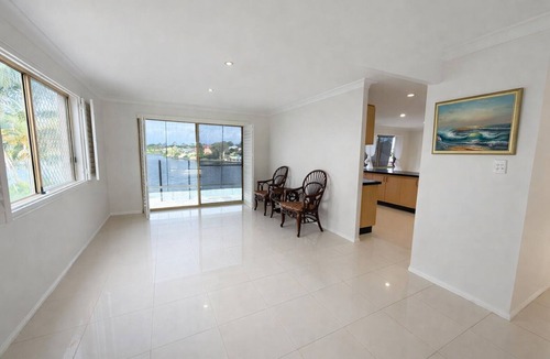 Robina House | 5BR Waterfront Haven | Deck Garden & Sunlit Bedrooms
