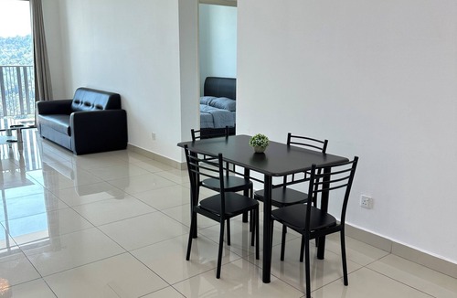 Kampung Sepuluh Condo | 5mins to Penang airport.Charming 3-bedroom condo.WiFi in delightful Bayan Lepas