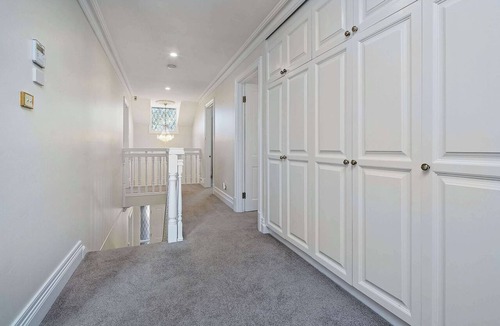 Lower Mitcham House | 6BR Lower Mitcham home, pool, cinema, near CBD
