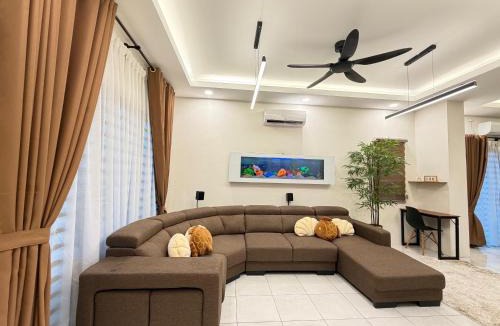 Pokok Sena District House | 80 Pinang - Dolby Atmos Soundbar, Netflix, Apple TV