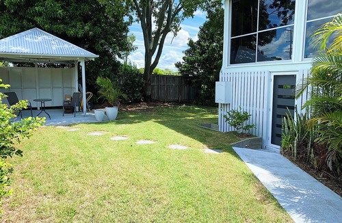 Raceview Apartment | A beautiful private Guest House on Superb Colonial Property.
