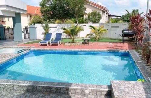 Tebrau House | A Comfy & Cozy 4BR Home with Private Pool