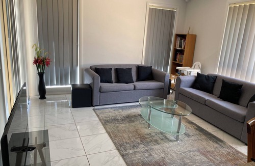 Scullin House | A Luxurious 3 Bedroom Executive Home-Private Retreat