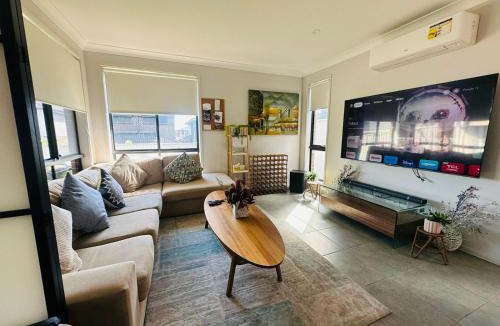 Austral House | A Private Ensuite with AC and TV