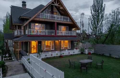 Nagin Bagh Hotel | Aab Villa Nigeen Lake