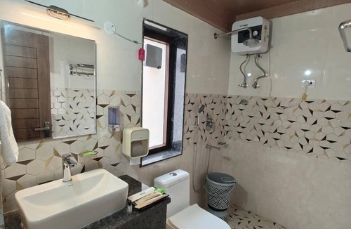 Sidhpur Hotel | AASRA PARADISE HOTEL