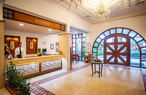 Shenoys Hotel | Abad Plaza