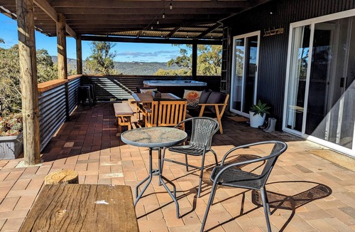 Curraweela House | Abercrombie Ridge - Lux LODGE and BARN Spa Retreat - Pet-friendly