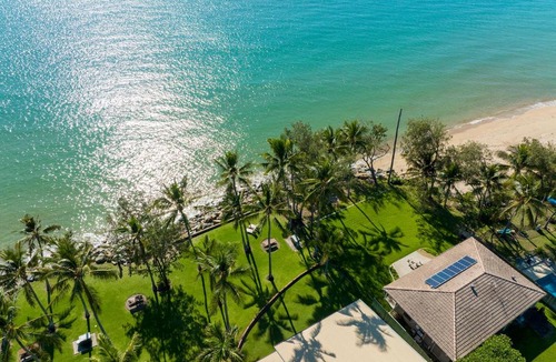 Blacks Beach Apartment | ABSOLUTE BEACH FRONT MACKAY - Blue Pacific