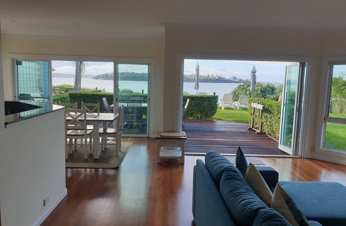 Bundeena House | Absolute beachfront - Horderns Beach Bundeena