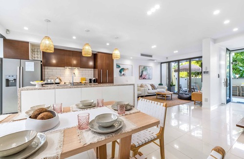 Broadbeach Villa | Absolute by Khove