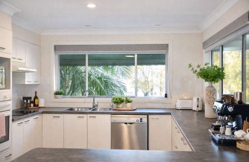 Berkeley Vale House | Absolute Waterfront | Sleeps 10 | Family Retreat