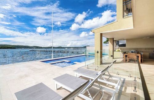 Point Clare House | Absolute Waterfront. Pool. Heated Spa. Sleeps 10
