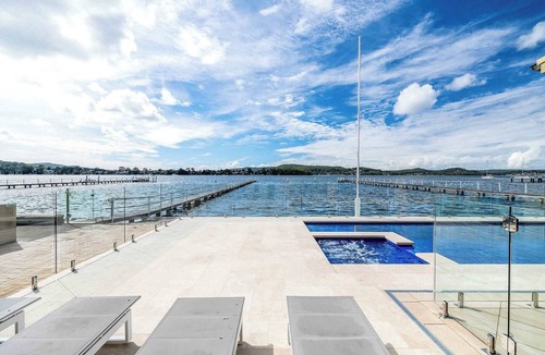 Point Clare House | Absolute Waterfront. Pool. Heated Spa. Sleeps 10