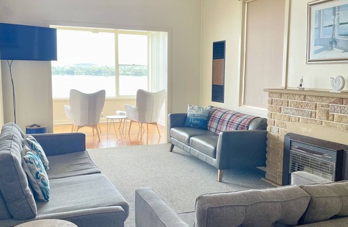 Kilaben Bay House | Absolute waterfront holiday house - blue ribbon location
