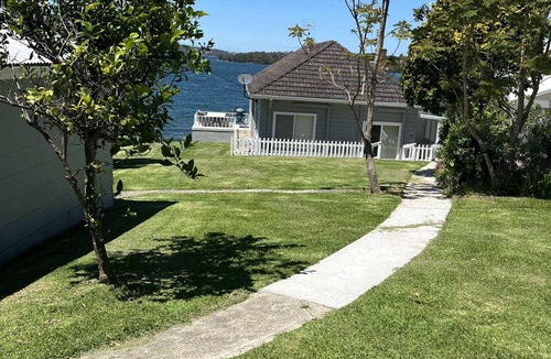 Kilaben Bay House | Absolute waterfront holiday house - blue ribbon location